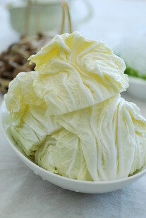 新鲜白菜置于白色碗中