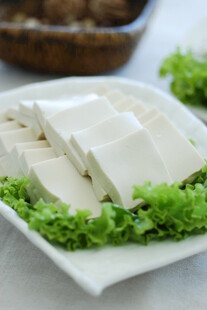鲜嫩豆腐摆盘配翠绿蔬菜