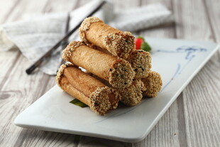 美味春卷堆叠在白色盘上