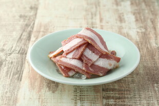 盘中鲜美的切片培根