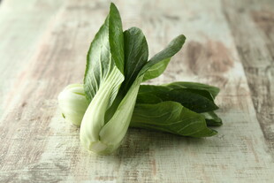 新鲜小白菜置于木桌上
