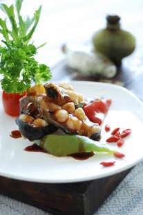 精致摆盘的美味海鲜菜肴