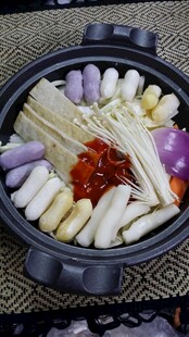 韩式火锅食材满满一锅