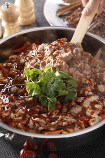 热气腾腾的美味麻辣火锅