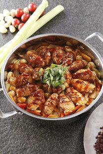 美味香辣鸡肉锅