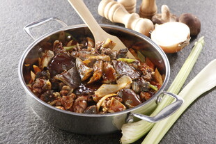 锅中炖煮的美味混合蘑菇