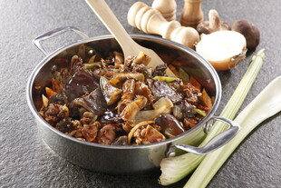 锅中美味食材炖煮进行时