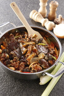 铸铁锅中的美味炖菜