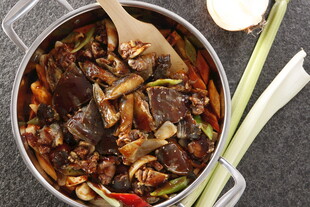 锅中炖煮的美味蘑菇菜肴