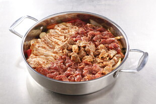 锅中美味食材待烹饪