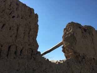 古老断壁与蓝天