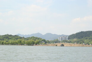 湖畔青山景 碧波映风光