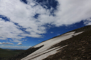雪山之巅的蓝天白云