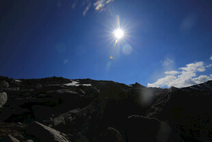 山间蓝天闪耀的明亮太阳