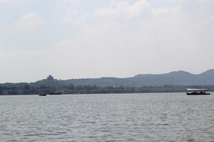 湖光山色中的静谧水面