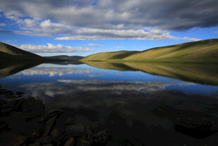 宁静湖景与连绵山丘倒影