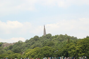 山林中的高耸尖塔景观