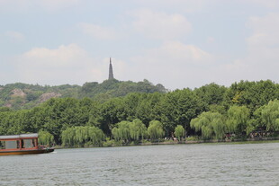 西湖湖景中的游船与古塔