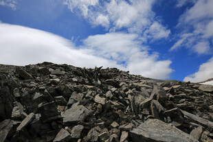 高山碎石与蓝天白云景观