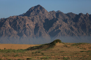 壮丽沙漠山脉景观