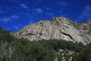 巍峨山石下的葱郁山林