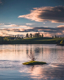 夕阳下湖面的悠然划船者