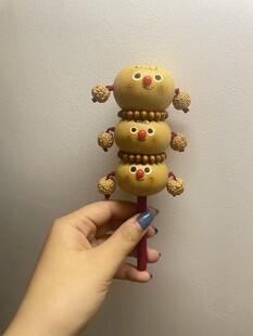 三只堆叠的可爱玩偶