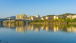 河畔城市风光 宁静美好