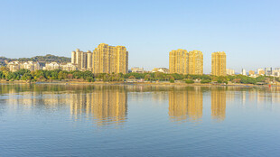 湖畔高楼倒影风景如画