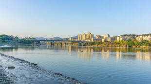 河畔城市风光 宁静水域