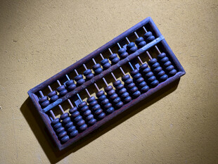 蓝色传统算盘特写