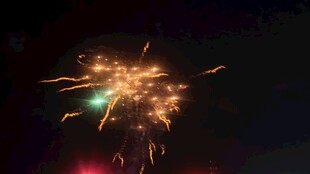 夜空中绚烂的烟花绽放