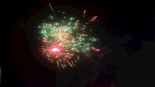 夜空中绚烂的烟花绽放