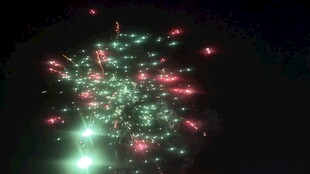 夜空中绚丽绽放的烟花