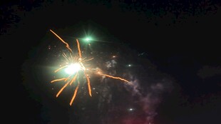 夜空中绚烂绽放的烟花