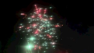 夜空中绚烂的多彩烟花