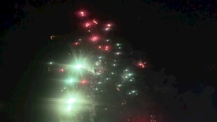 夜空中绚烂的多彩烟花