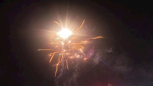 夜空中绚烂绽放的烟花