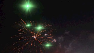 夜空中绚烂的绿色烟花