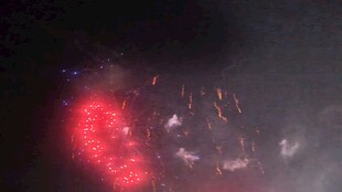 红色光效下的烟雾场景