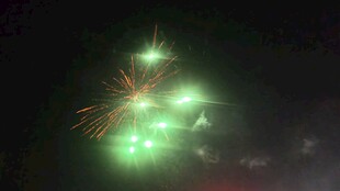 夜空中璀璨的绿色烟花