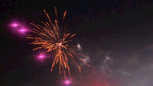 夜空中绚烂的烟花绽放