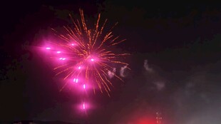 夜空中绚烂的粉色烟花