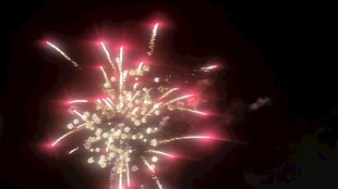 夜空中绚烂的粉色烟花