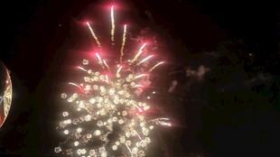 夜空中绚烂绽放的烟花