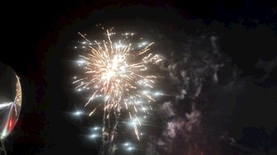 夜空中绚烂的烟花绽放