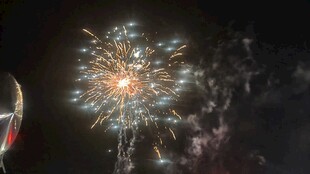 夜空中绚烂的烟花绽放