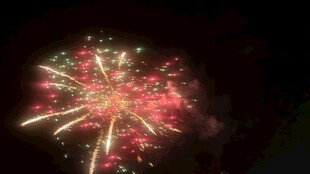 夜空中绚烂的烟花绽放