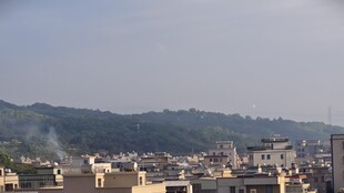 城市与远山的天际景观