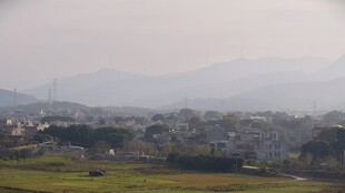 山峦与村落相映